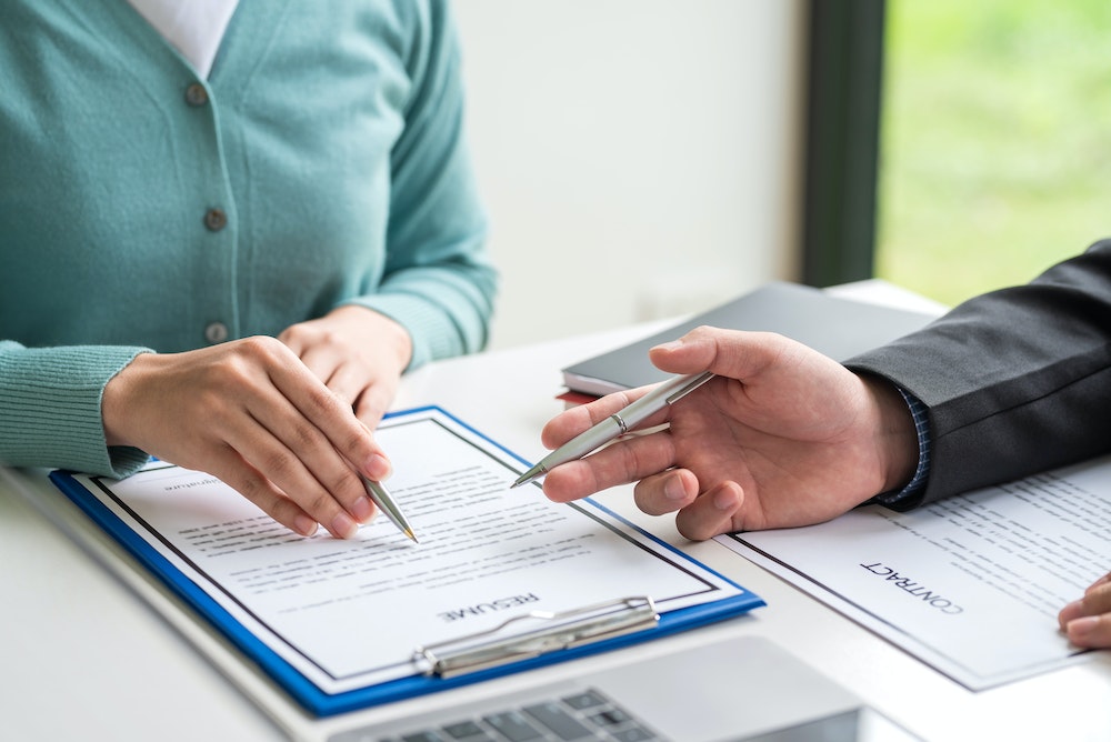 Les Implications Juridiques des Contrats de Travail : Une Exploration Approfondie