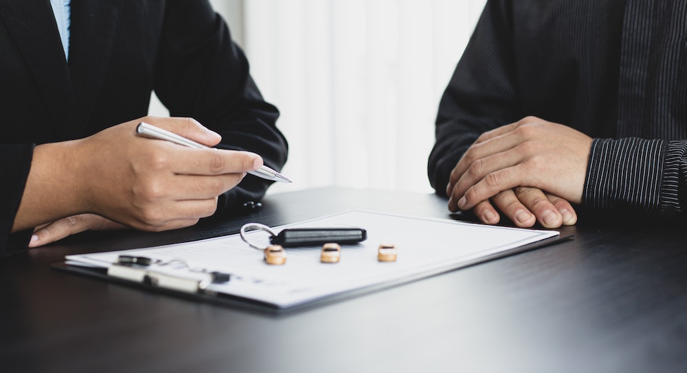 Comprendre la résiliation en cours d'année des contrats d'assurance : un guide juridique