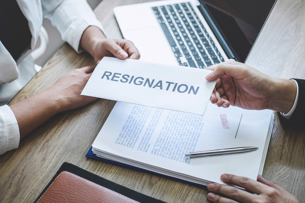 Caractéristiques et qualification du contrat de travail : guide expert pour les employeurs et salariés